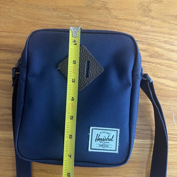 Hershel purse navy - excellent condition - Picture 6 of 8